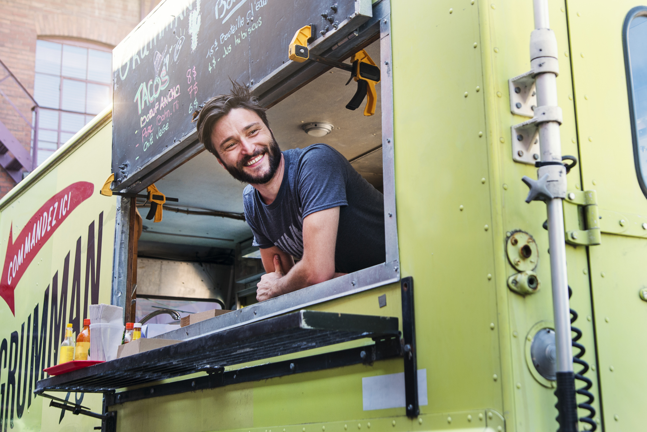 Lachende ondernemer leut uit food truck